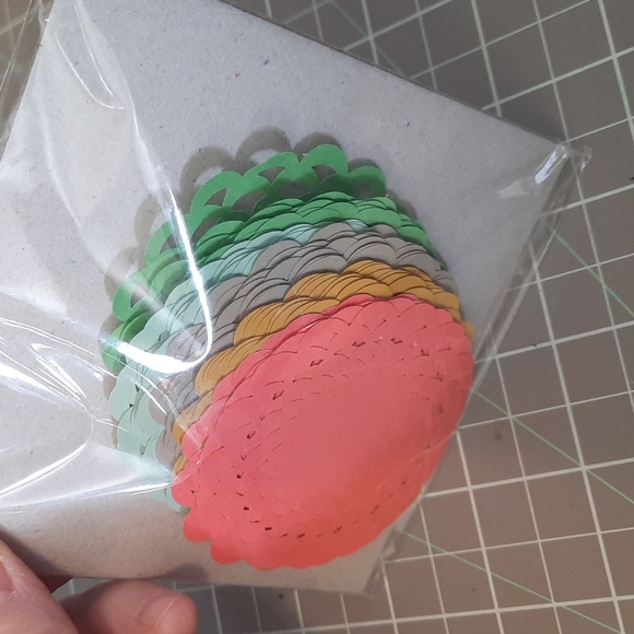 New Paper Doilies 2015-2017 in color. - Picture 2 of 4